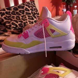 Grade school size 7Y lemonade Jordan 4’s